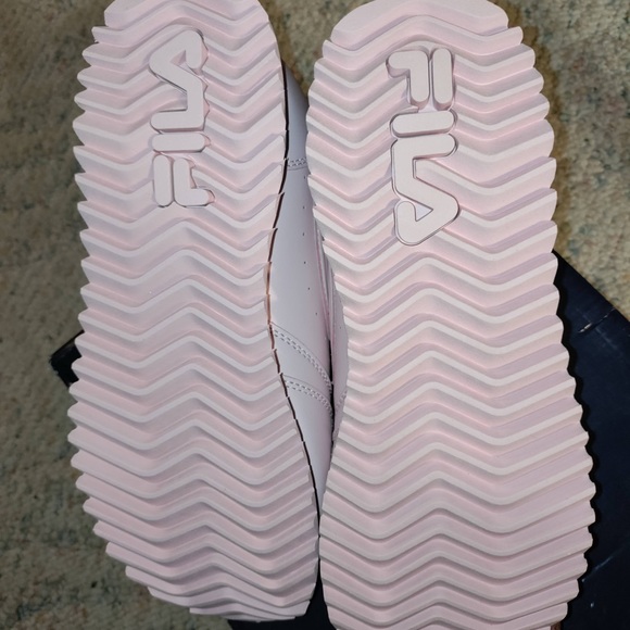 Brand New Pink Filas they look like the lighter pink pics - Picture 7 of 8